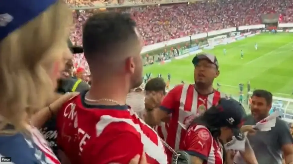 Aficionados de Chivas pelean entre ellos al término de la Gran Final