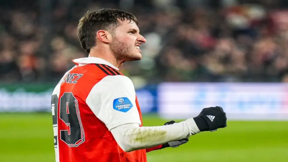 DT de Feyenoord sobre Santi Giménez: 'Hay clubes por todos lados que lo quieren'