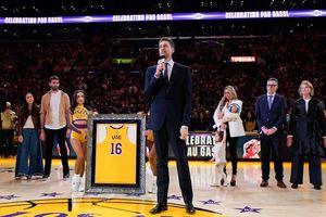 NBA: Lakers retiraron el número 16 de Pau Gasol en emotiva ceremonia donde se recordó a Kobe Bryant