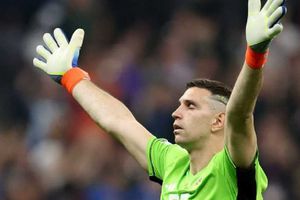 Dibu Martínez le cumple su sueño a un pequeño aficionado en Argentina