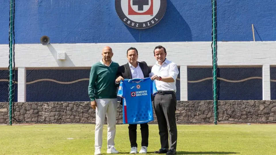 Mikel Arriola visitó a Cruz Azul en La Noria; se reunió con Conejo Pérez y Víctor Velázquez