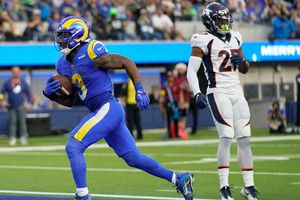 NFL: Rams, encabezados por Mayfield y Akers, apalean a Broncos