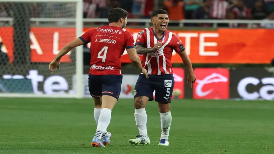 Pocho Guzmán y Pollo Briseño 'discutieron' tras el triunfo frente a Cruz Azul