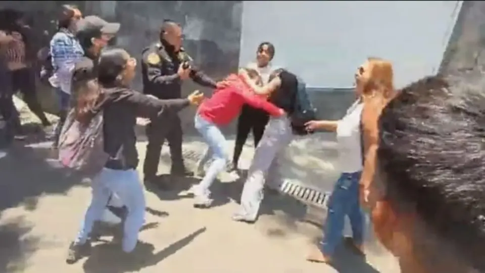 Jóvenes protagonizan pelea a las afueras de La Noria