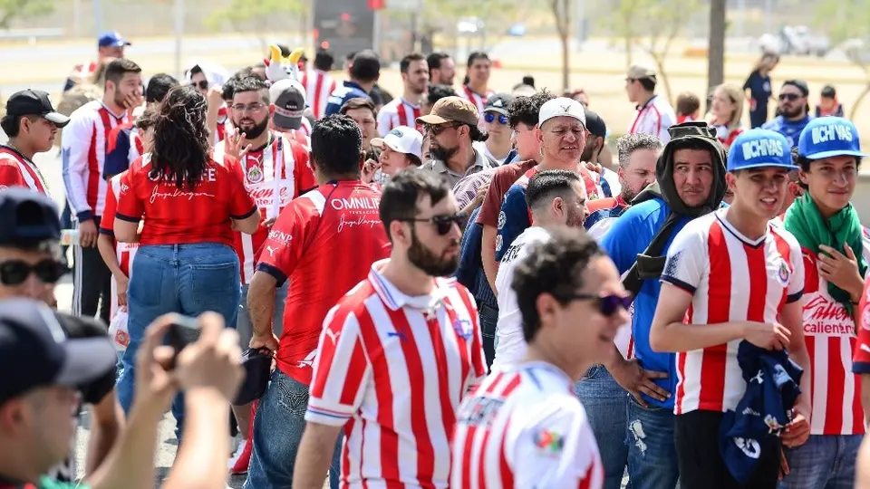 Chivas: Decenas de aficionados hicieron caravana rumbo al Akron previo a la Gran Final ante Tigres