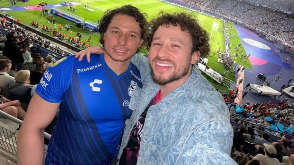 Hermano de Luisito Comunica asistió a Final de la Champions con playera del Puebla