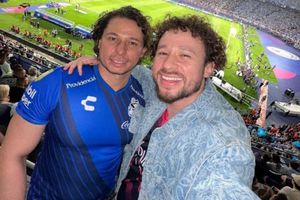 Hermano de Luisito Comunica asistió a Final de la Champions con playera del Puebla