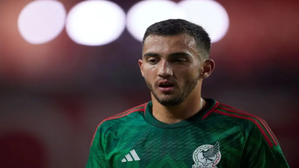 Dennis te Kloese confirma seguimiento de Feyenoord a Luis Chávez