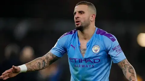 Kyle Walker del Manchester City es 'exhibido' por mostrar sus genitales en un bar en estado de ebriedad