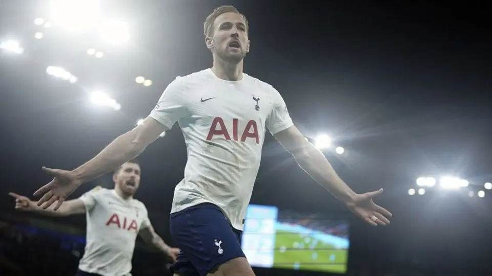 Harry Kane anotó ante el Liverpool e igualó en goles el récord de Wayne Rooney