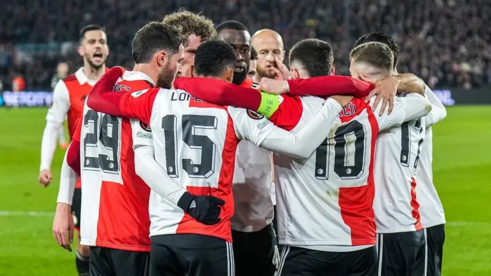 Santi Giménez pelea liderato de goleo con Rashford en la Europa League