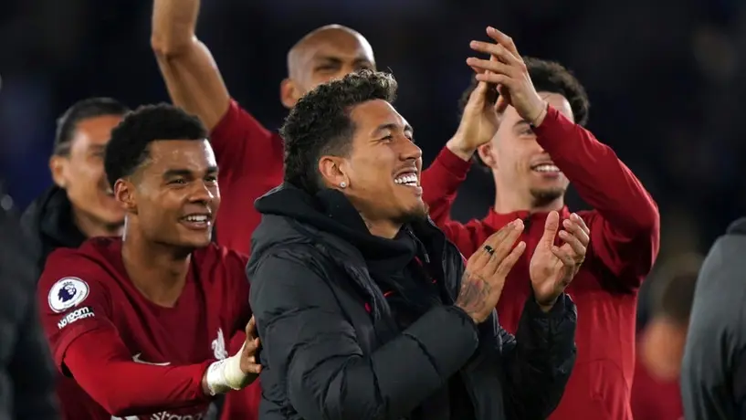 Firmino recibe emotiva despedida de la afición del Liverpool