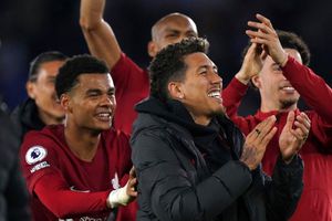 Firmino recibe emotiva despedida de la afición del Liverpool