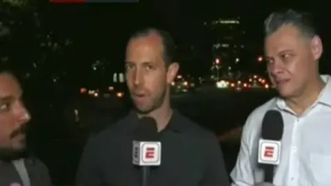 Reporteros de ESPN son interrumpidos por 'espontáneo' en pleno enlace en vivo