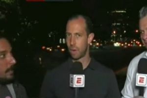 Reporteros de ESPN son interrumpidos por 'espontáneo' en pleno enlace en vivo