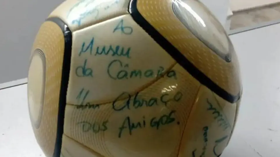 Neymar: Balón autografiado por el brasileño fue entregado por el hombre que lo robó