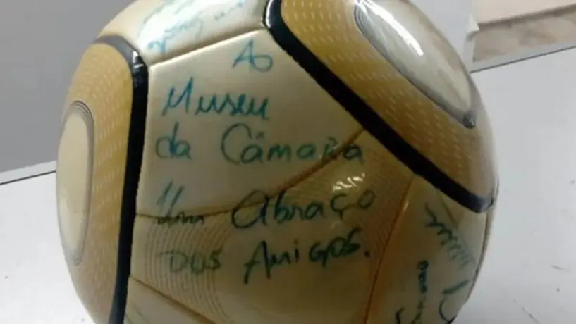 Neymar: Balón autografiado por el brasileño fue entregado por el hombre que lo robó