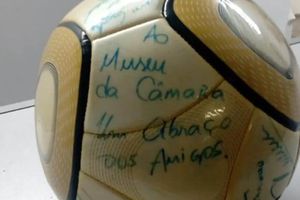Neymar: Balón autografiado por el brasileño fue entregado por el hombre que lo robó