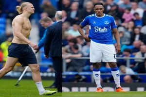 Yerry Mina tundió a pellizcos a Erling Haaland