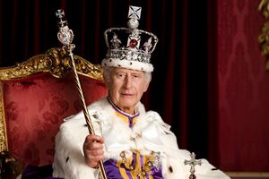 Carlos III posó con los herederos al trono a días de su coronación