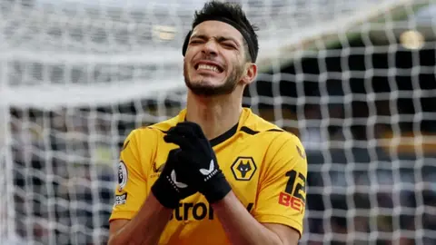 Raúl Jiménez se queda en la banca durante empate de los Wolves ante Nottingham Forest