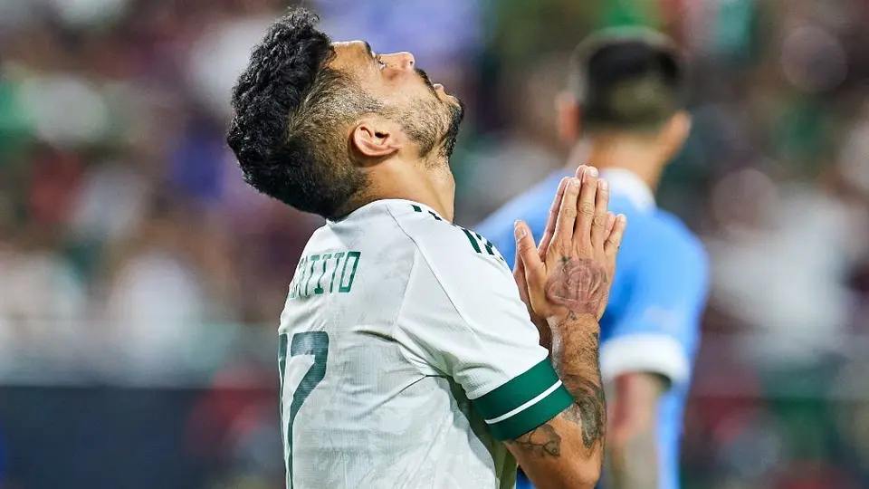 Tecatito Corona se perfila para regresar con Sevilla a finales de enero