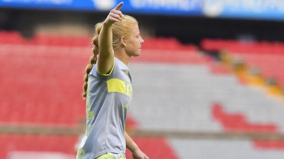 Riley Parker, jugadora de Tigres Femenil, se asombra al conocer el trompo