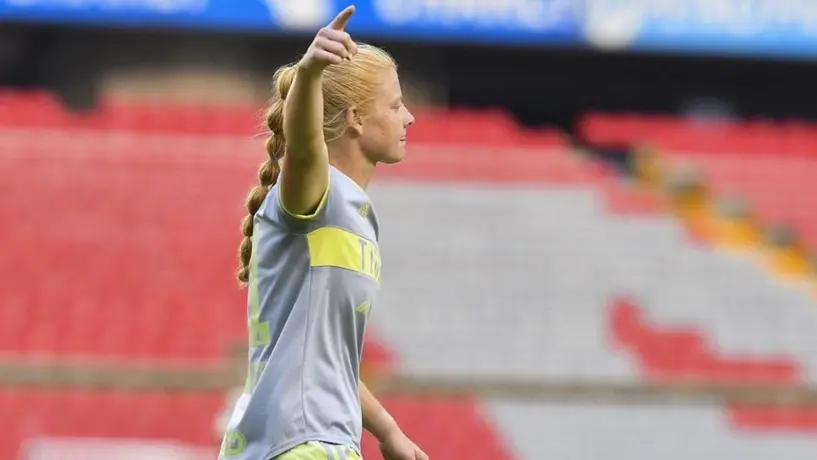 Riley Parker, jugadora de Tigres Femenil, se asombra al conocer el trompo
