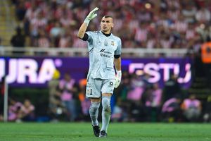 Reportera de TUDN acusa a Nahuel Guzmán de 'comportarse como un patán'