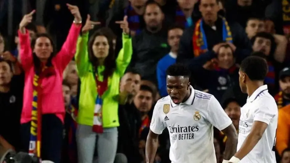 Vinicius Jr. anota gol con Real Madrid y aficionadas le enseñan 'el dedo'