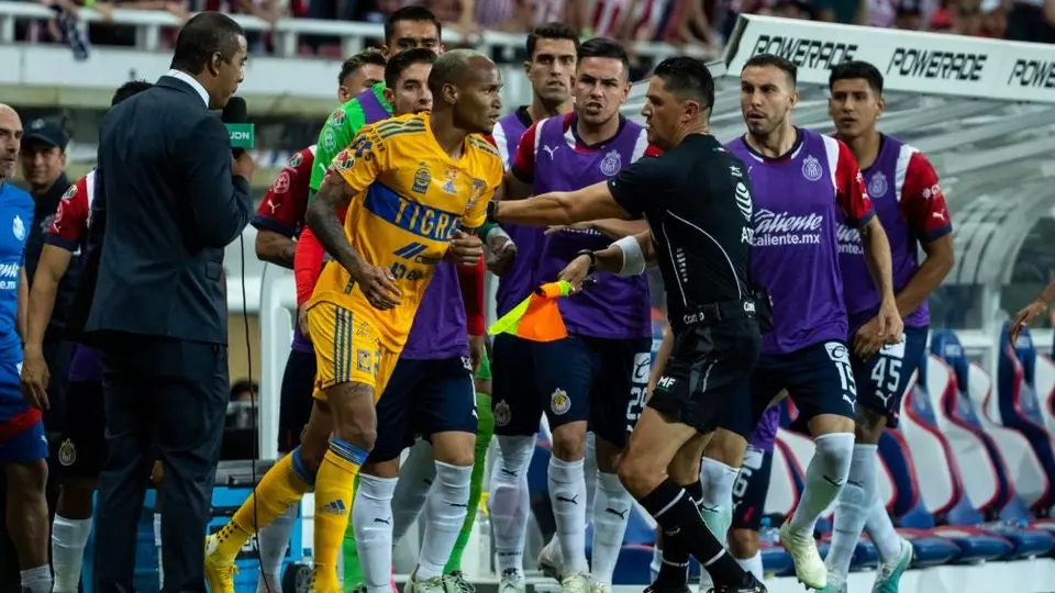 Chivas vs Tigres: Luis Quiñones agrede a banca del Rebaño y casi provoca bronca