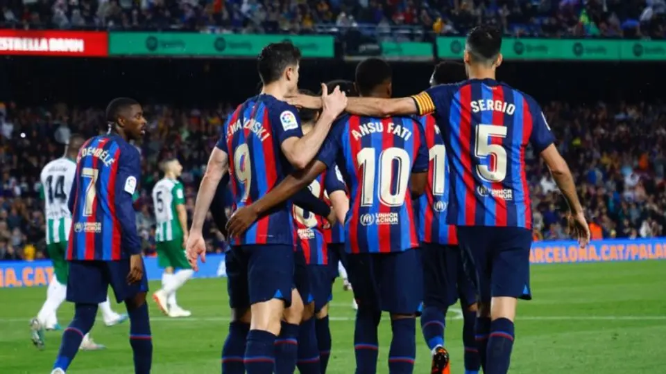 Barcelona golea al Betis de Guardado y reanuda su marcha al título