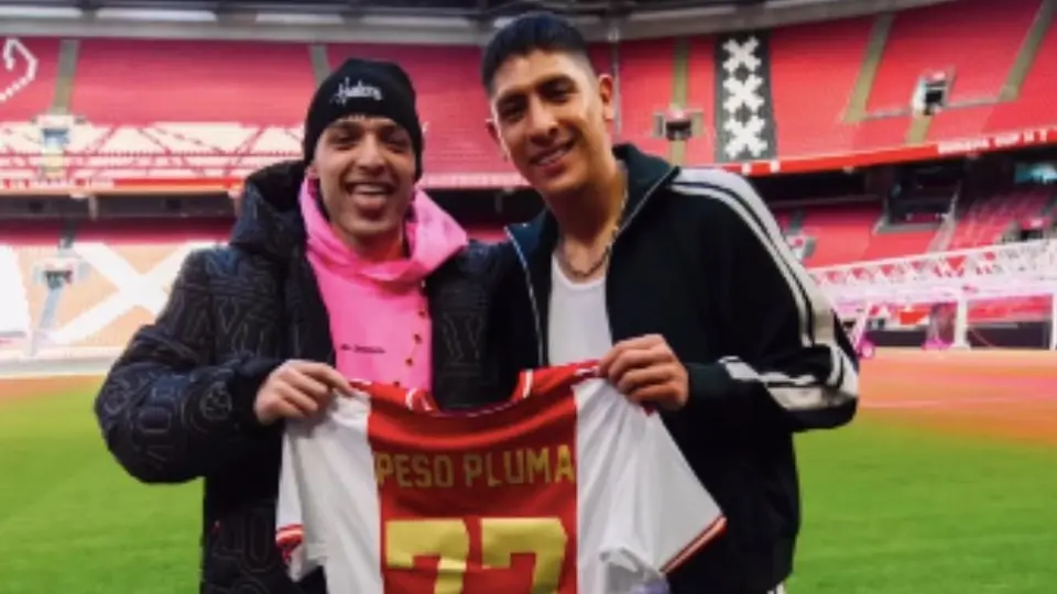 Peso Pluma visitó a Edson Álvarez en las instalaciones del Ajax
