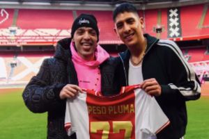 Peso Pluma visitó a Edson Álvarez en las instalaciones del Ajax