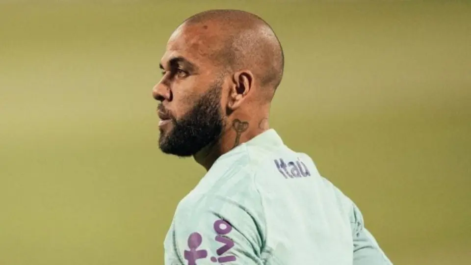 Defensa de Dani Alves vuelve a pedir libertad para el jugador