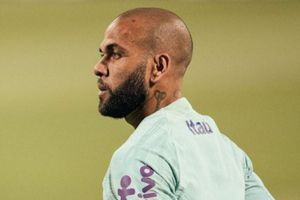 Defensa de Dani Alves vuelve a pedir libertad para el jugador