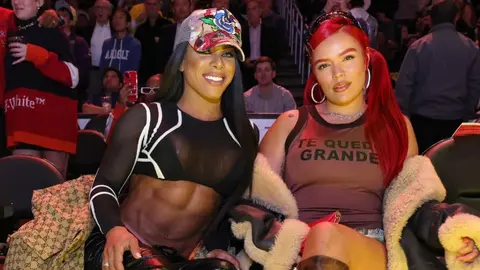 NBA: Karol G asistió a juego de los Lakers con blusa apoyando a Shakira “Te quedé grande”