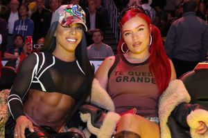 NBA: Karol G asistió a juego de los Lakers con blusa apoyando a Shakira “Te quedé grande”