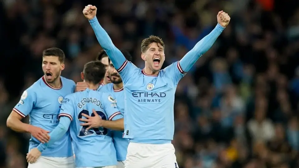 Manchester City golea al Arsenal y amenaza el liderato de la Premier