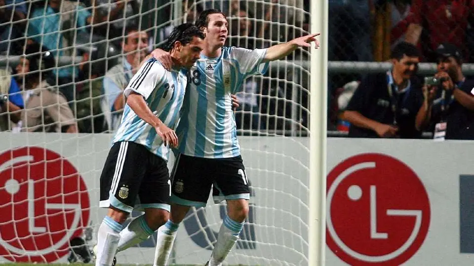 Carlos Tévez defiende a Messi del PSG: 'No pueden tratar así a un jugador como él'