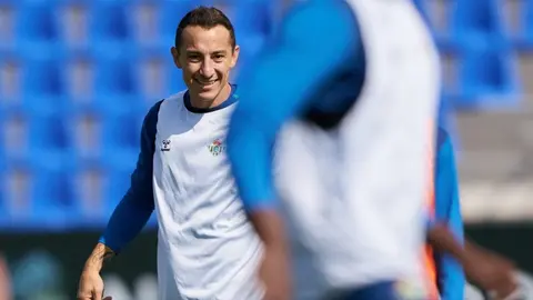 Andrés Guardado: Fue expulsado en la eliminación del Betis ante el Barcelona en la Supercopa