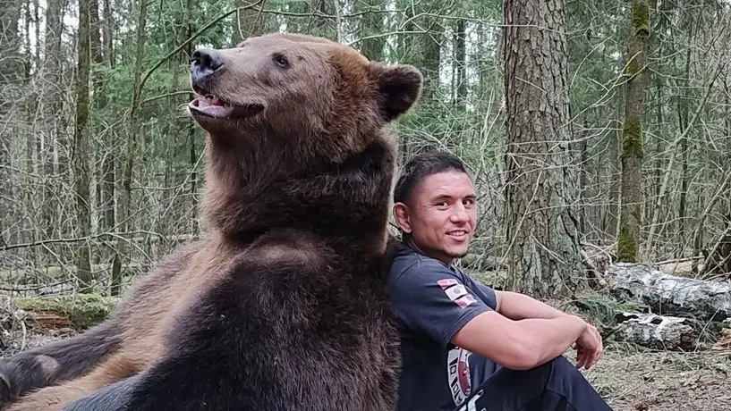 ¡Una locura! Peleador de MMA se enfrenta mano a mano contra un oso