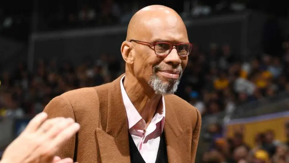 Kareem Abdul Jabbar recibe anillo de 580 diamantes por parte de los Lakers