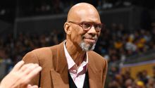 Kareem Abdul Jabbar recibe anillo de 580 diamantes por parte de los Lakers