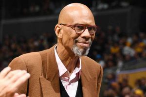 Kareem Abdul Jabbar recibe anillo de 580 diamantes por parte de los Lakers