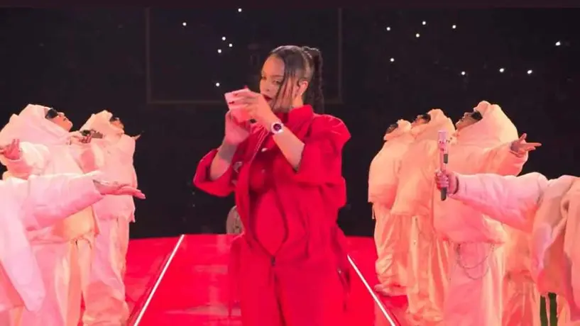 Super Bowl 2023: Rihanna promocionó su línea de maquillaje en pleno show