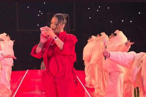 Super Bowl 2023: Rihanna promocionó su línea de maquillaje en pleno show