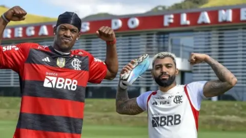 Jimmy Butler hace impresionante tapa contra Gabigol jugando baloncesto