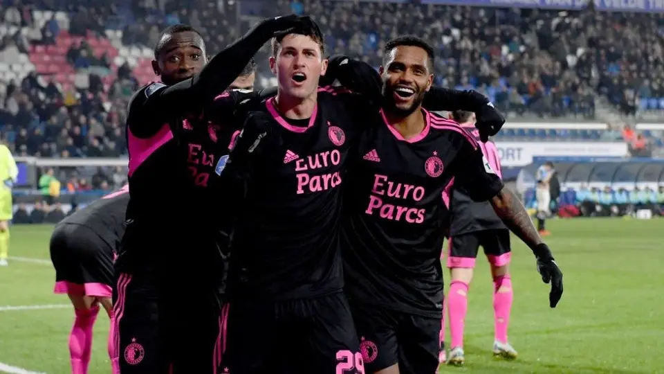 Santiago Giménez marca el gol del triunfo y el Feyenoord avanzó a Semifinales de la Copa