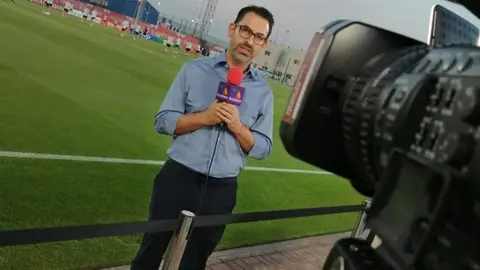 Esposa de Álvaro López Sordo lo regaña en televisión abierta: 'Platicamos en la casa'